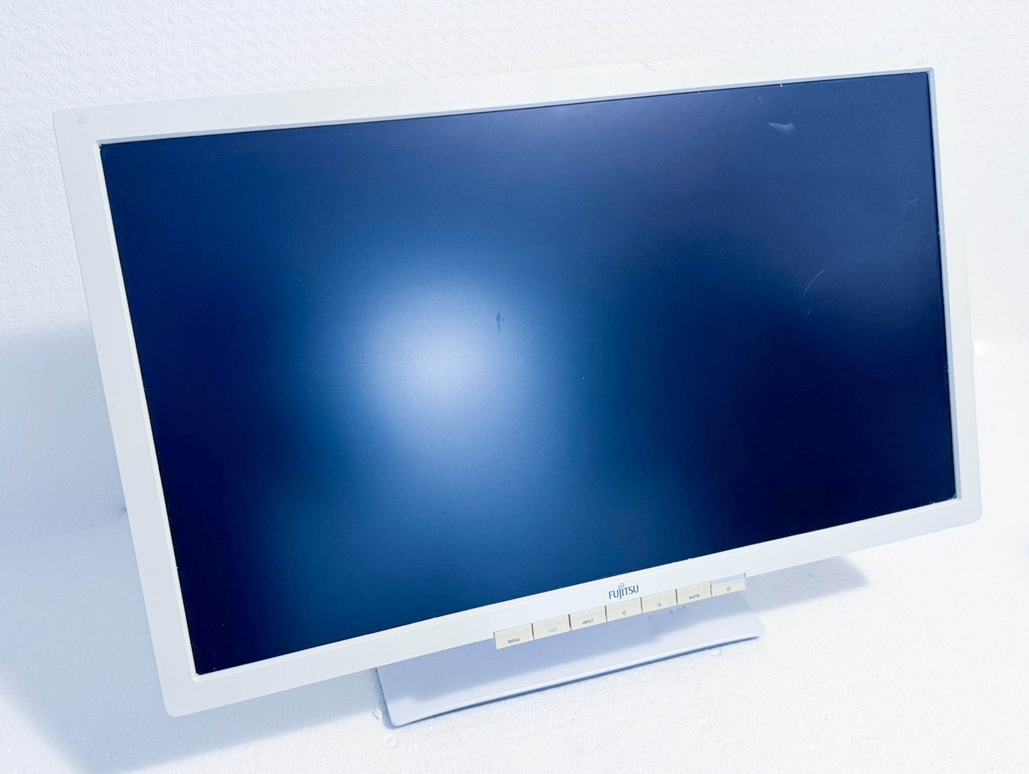 Fujitsu B22W-6 ECO – 22'' širokozaslonski monitor z DVI in VGA priklopom (Energy Star, bela barva)