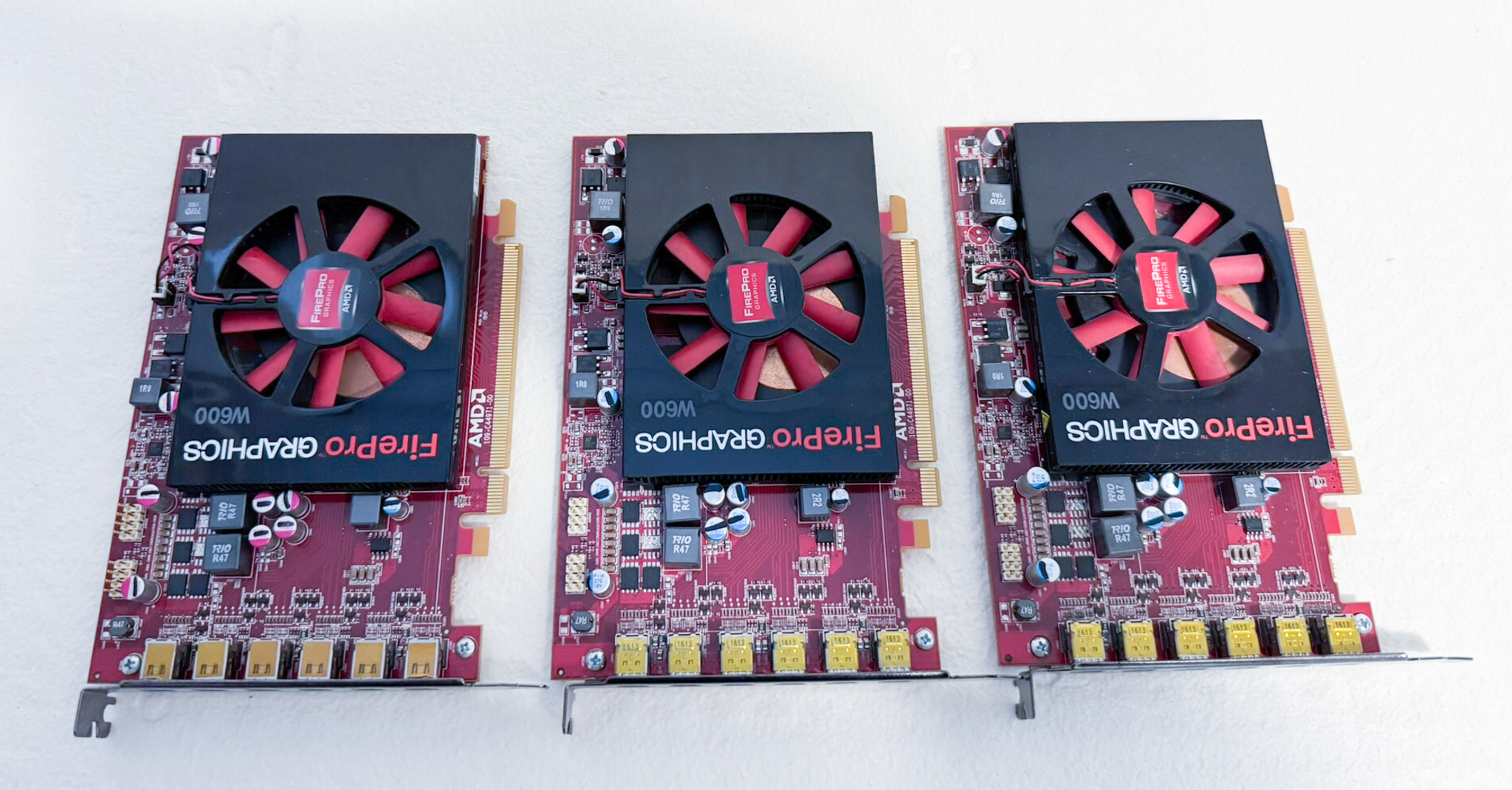 3x Grafična kartica AMD FirePro W600 – profesionalna multi-display rešitev za 6 monitorjev