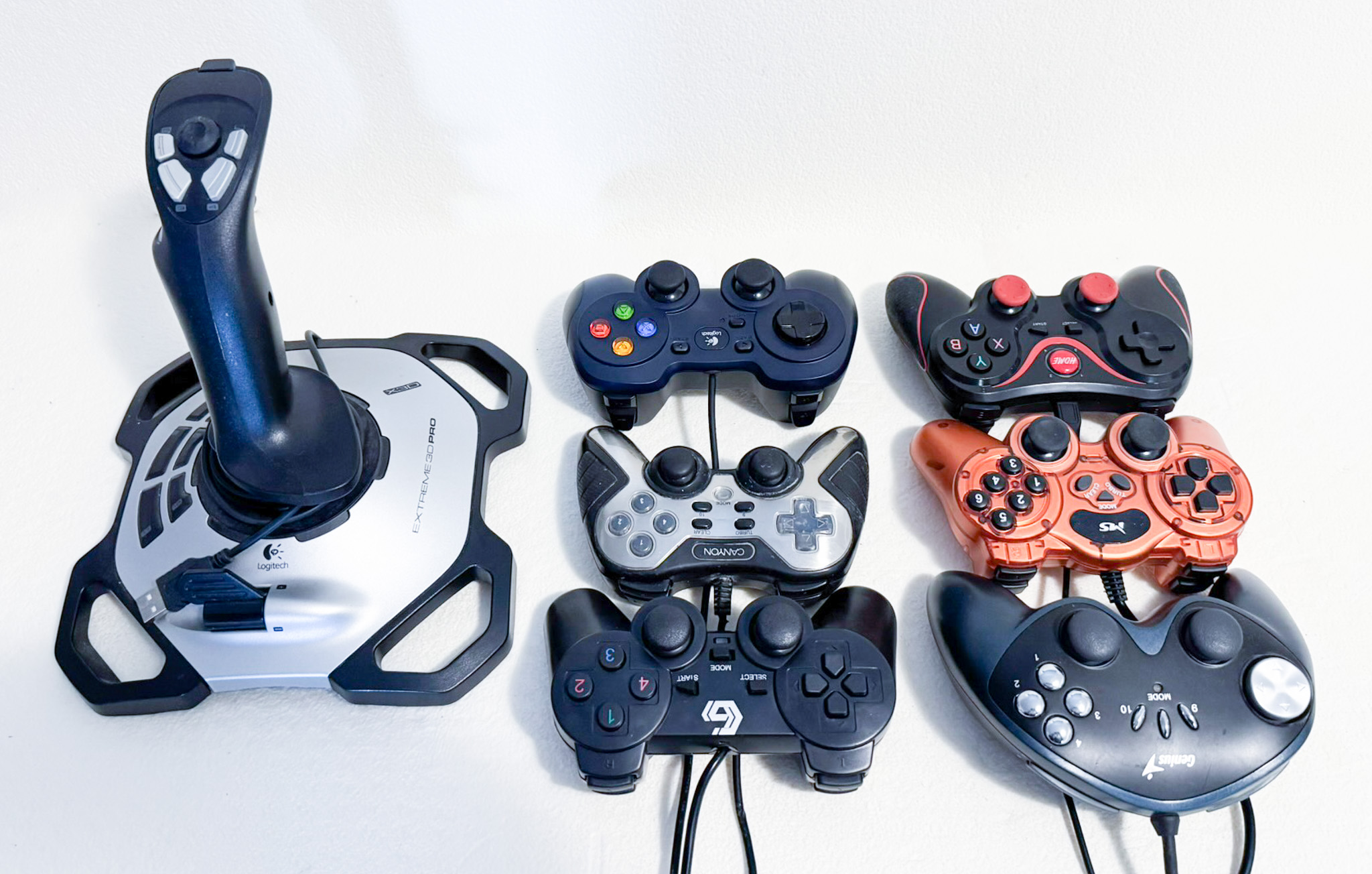 Komplet igralnih kontrolerjev in joystick – za PC in konzole | Logitech, Canyon, Genius, SVEN