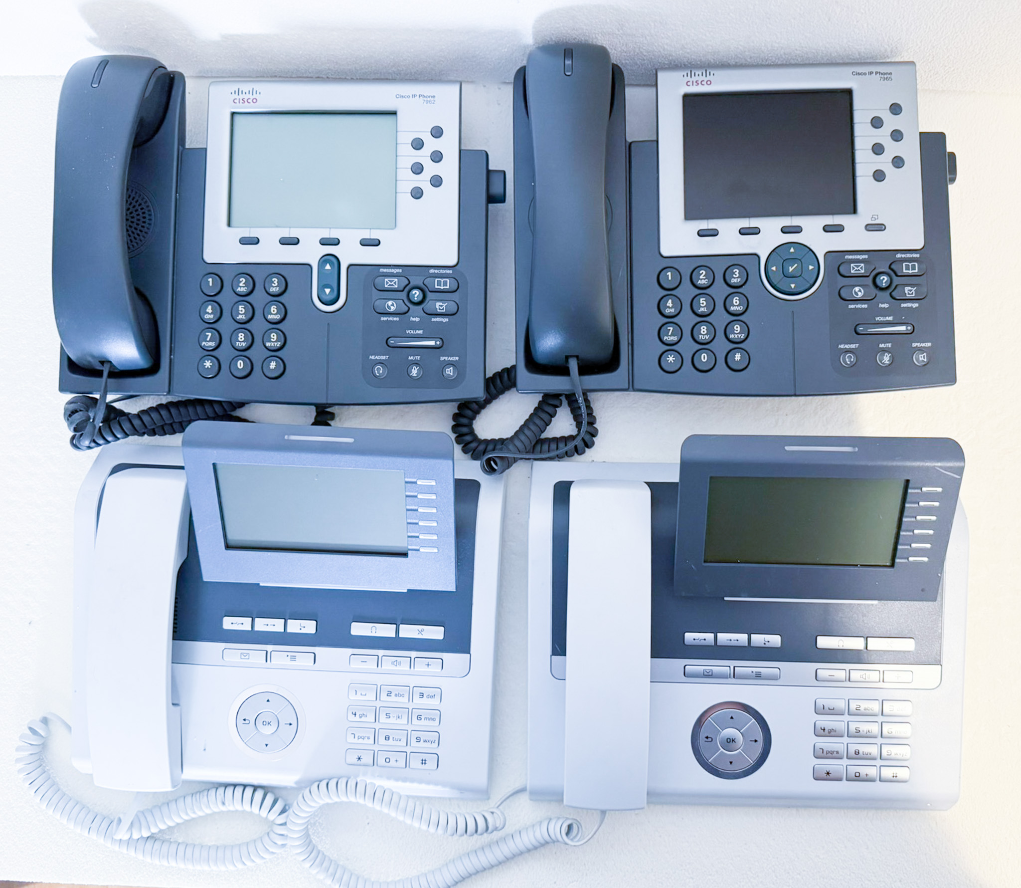 Komplet poslovnih IP telefonov – Cisco 7962, Cisco 7965 in Siemens OpenStage 40T (2x)