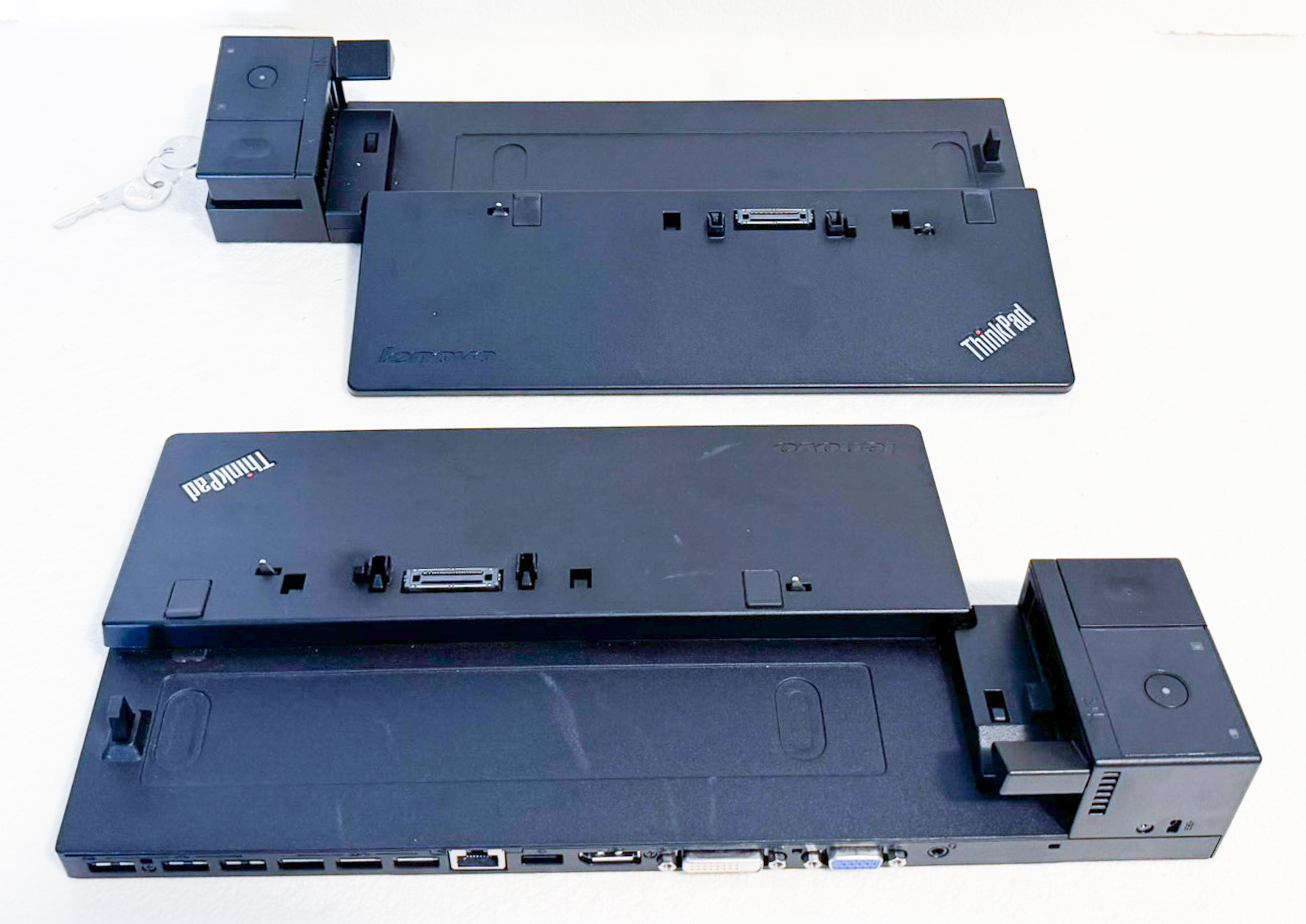 2x Lenovo ThinkPad Ultra Dock – profesionalna priklopna postaja z DisplayPort, HDMI, DVI in VGA priklopi